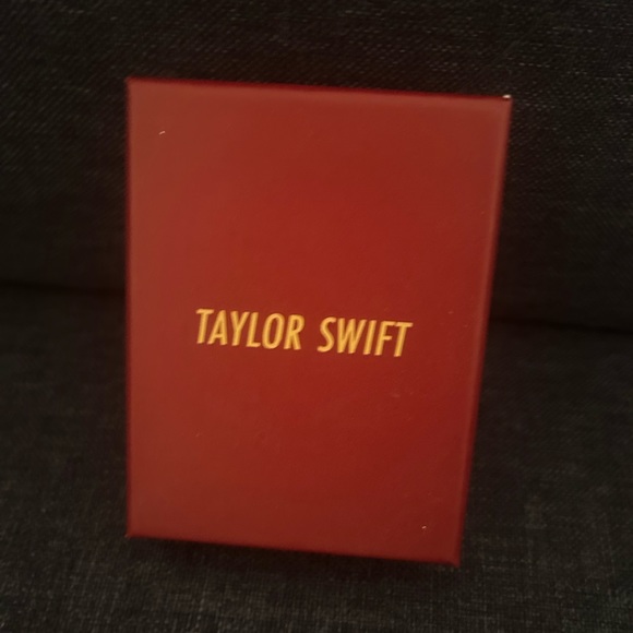 NWT TAYLOR SWIFT RUN LOCKET RARE - Picture 2 of 3